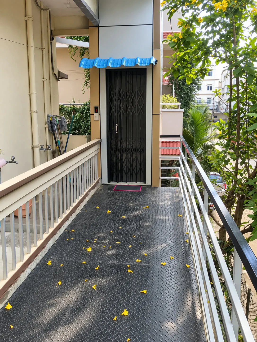Outdoor home lift viewed from a balcony